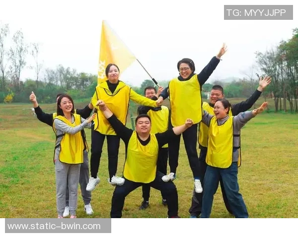 激情四溢的足球队战歌舞蹈展现团队精神与凝聚力的完美结合